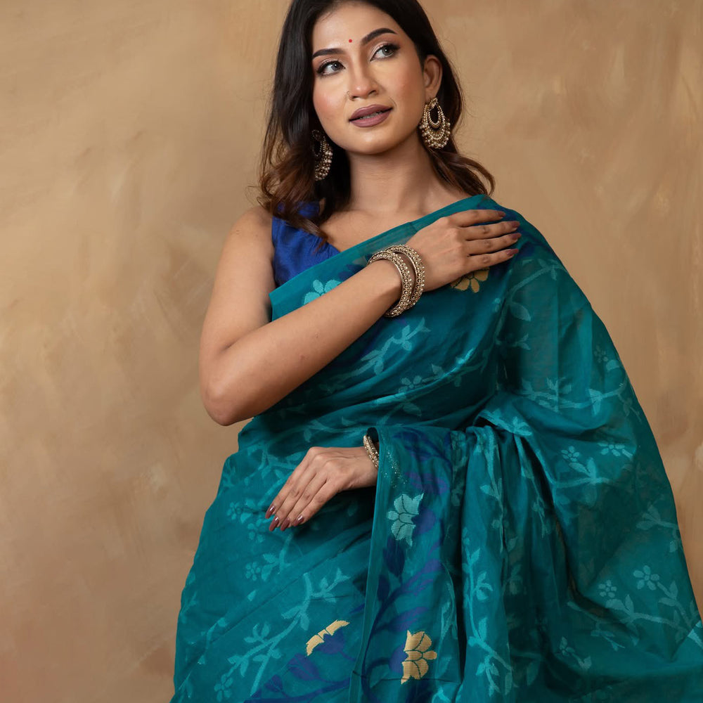 ডিপ পেস্ট রঙের  খাঁটি সুতি সুতার তাঁতের শাড়ি।